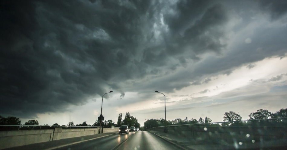 zdjęcie: IMGW ostrzega przed burzami na terenie całego kraju / fot. PAP