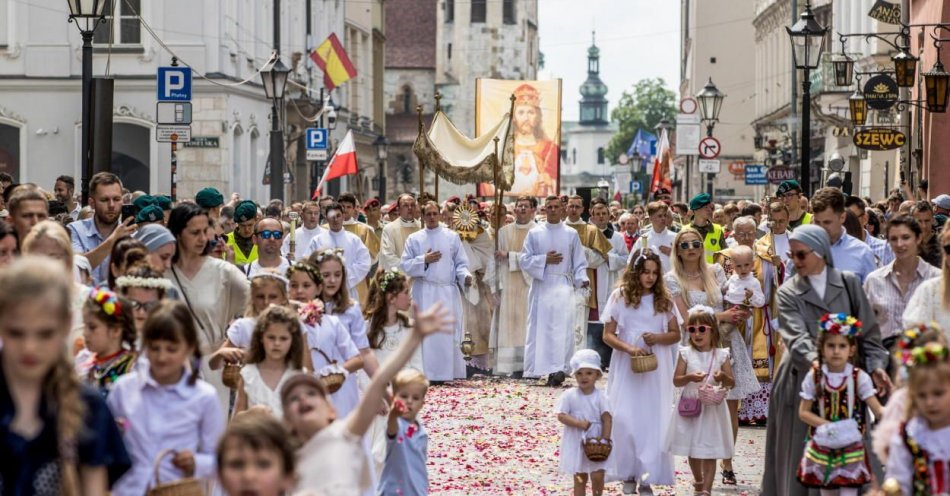 zdjęcie: Tłumy w procesji Bożego Ciała przeszły ulicami Krakowa / fot. PAP