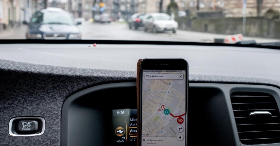 zdjęcie: Kierowcy z tzw. taksówek na aplikację muszą mieć polskie prawo jazdy / fot. PAP