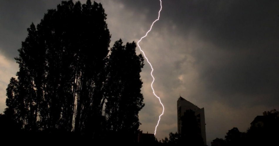 zdjęcie: IMGW i RCB ostrzegają przed burzami w przeważającej części kraju / fot. PAP