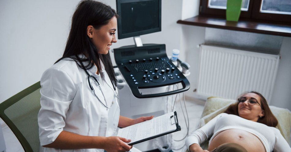 женщина рассматривает результаты УЗИ в кабинете врача