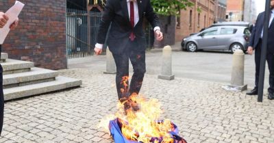 Grzegorz Braun spalił unijną flagę przed kopalnią Wujek