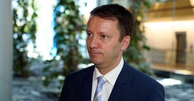 Europosłowie za wydłużeniem finansowania krajowych planów odbudowy o 1,5 roku. Apelują o większą przejrzystość wydatków