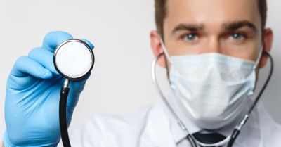 Siedmioro lekarzy uznanych za winnych działań antyzdrowotnych podczas pandemii