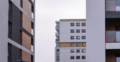 Podaż nowych mieszkań spada, ale oferta rynkowa rośnie