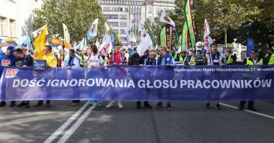 Uczestnicy Marszu Niezadowolenia OPZZ protestują w Warszawie przeciwko niskim płacom