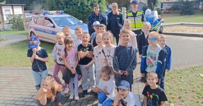 Policjanci uczą przedszkolaków bezpiecznego przejścia przez ulicę