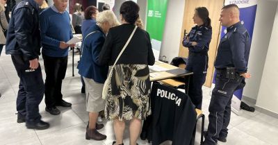 Seniorzy w Człuchowie uczą się jak nie dać się oszukać