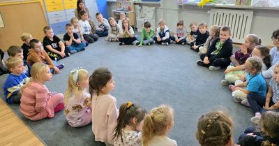 Policjanci uczą dzieci zasad bezpieczeństwa na drodze