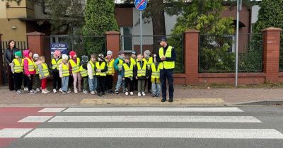 Policja uczy dzieci bezpiecznej drogi do szkoły
