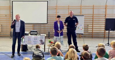 Policjant uczy uczniów z Bysławia jak przeciwdziałać przemocy