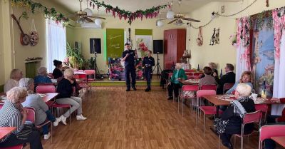 Radom: policjanci uczą seniorów jak chronić się przed oszustami