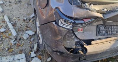 Bus uderzył w betonowy płot i uszkodził pięć aut