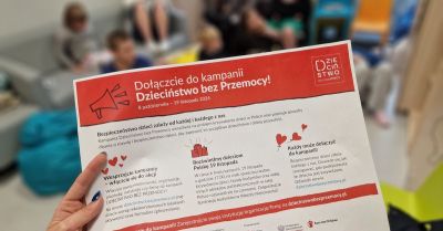 Policjantka w szpitalu uczy dzieci reagować na przemoc