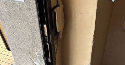 Zniszczył drzwi, w mieszkaniu miał znak drogowy i narkotyki