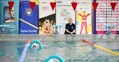 Otylia Jędrzejczak szkoli młodych adeptów pływania. Tłumy dzieci na zajęciach mistrzyni olimpijskiej