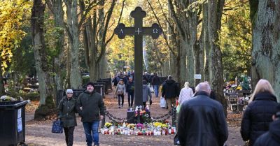 Wolontariusze kwestują na Cmentarzu Centralnym w Szczecinie – największej nekropoli w Polsce