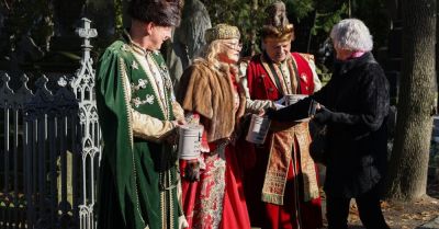 Na Starych Powązkach w Warszawie trwa 51. kwesta na rzecz ratowania zabytków