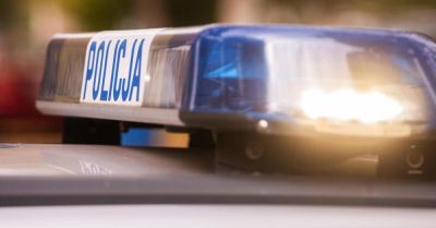 Mazowieckie: podczas pościgu radiowóz uderzył w drzewo; policjant w szpitalu