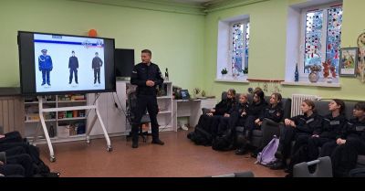 Klasa policyjna uczy się poszanowania munduru