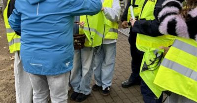 Policjanci i uczniowie przestrzegają: noś odblaski