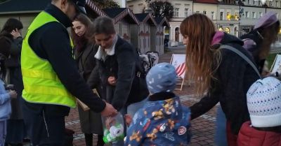 Policjanci czytali na Rynku i przypominali o odblaskach