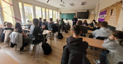 Jak unikać cyberzagrożeń? Policjanci uczą młodzież