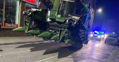 Kombajn utknął na wąskiej ulicy w centrum Płońska