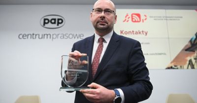 Światowe Forum Mediów Polonijnych oddało w depozyt PAP nagrodę dla Andrzeja Poczobuta