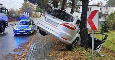 eCall uruchomił pomoc Pijany kierowca uderzył w drzewo