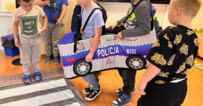 Policjanci uczą dzieci zasad bezpieczeństwa drogowego w Sławnie
