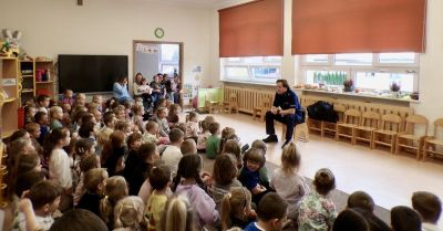 Dzielnicowy uczy przedszkolaki zasad bezpieczeństwa