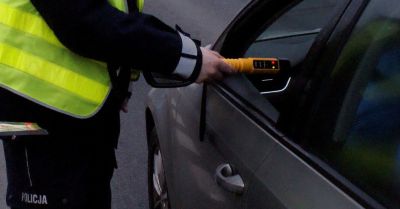 Nietrzeźwy kierowca zamienił się z pasażerem i stracił prawo jazdy