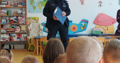 Policjant uczy przedszkolaki zasad bezpieczeństwa w Gronowie