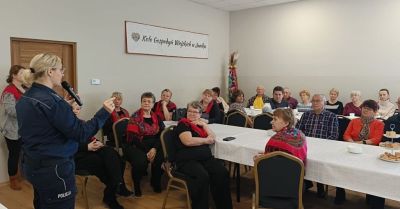 Policjantki uczą seniorów jak nie dać się oszustom