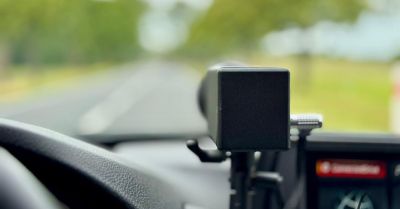 Jak bezpiecznie jeździć jesienią: prędkość i wymiana opon