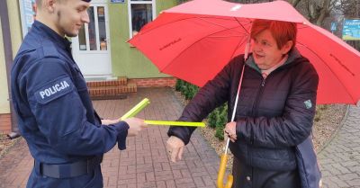 Seniorzy w Tucznie otrzymali odblaski od policji