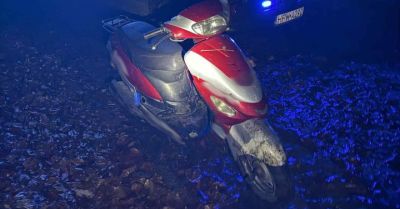 Policjanci uratowali zgubioną w lesie kobietę po odnalezieniu skutera