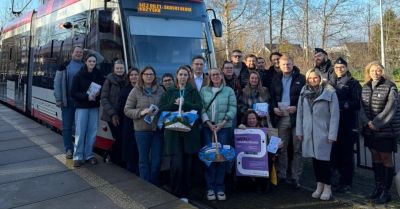 Tramwaj dla seniorów przypomina o bezpieczeństwie