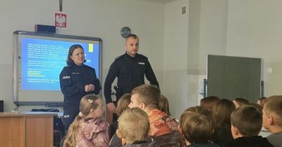 Uczniowie Ożarowa uczą się bezpiecznego internetu z policją
