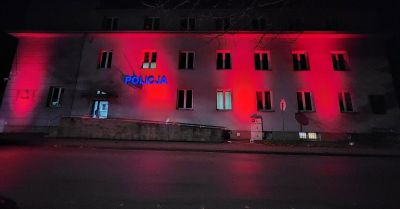 Mielec: Policja podświetliła budynek na czerwono przeciw przemocy