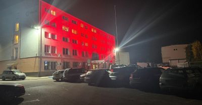 Komenda w Dębicy podświetlona na czerwono przeciw przemocy
