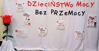 Policjanci na konferencji Dzieciństwo bez przemocy w Sieniawie