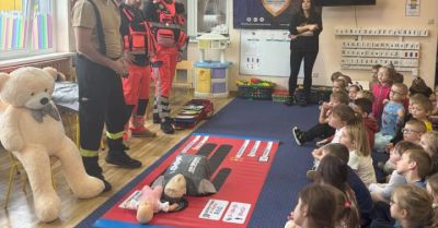Przedszkolaki uczą się ratować życie z misiem Gustawem