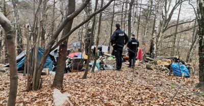 Policjanci uratowali seniora z nieogrzewanej szopy