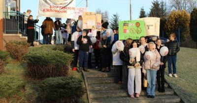 Dzielnicowi i uczniowie w Kamienicy promują trzeźwość za kierownicą