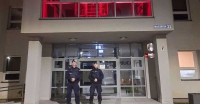 Gołdap: policjanci podświetlili komendę na czerwono w obronie dzieci
