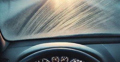 Zablokowana przez szron szyba? Kilka minut które mogą uratować życie