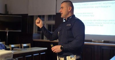 Seniorzy uczą się bezpieczeństwa na drodze w Pszczynie