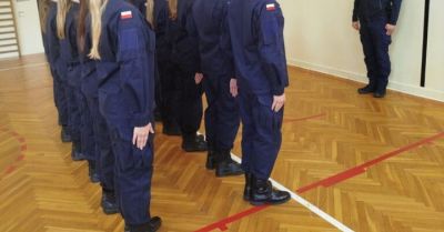 Uczniowie mundurowi z Tymbarku ćwiczyli musztrę z policją